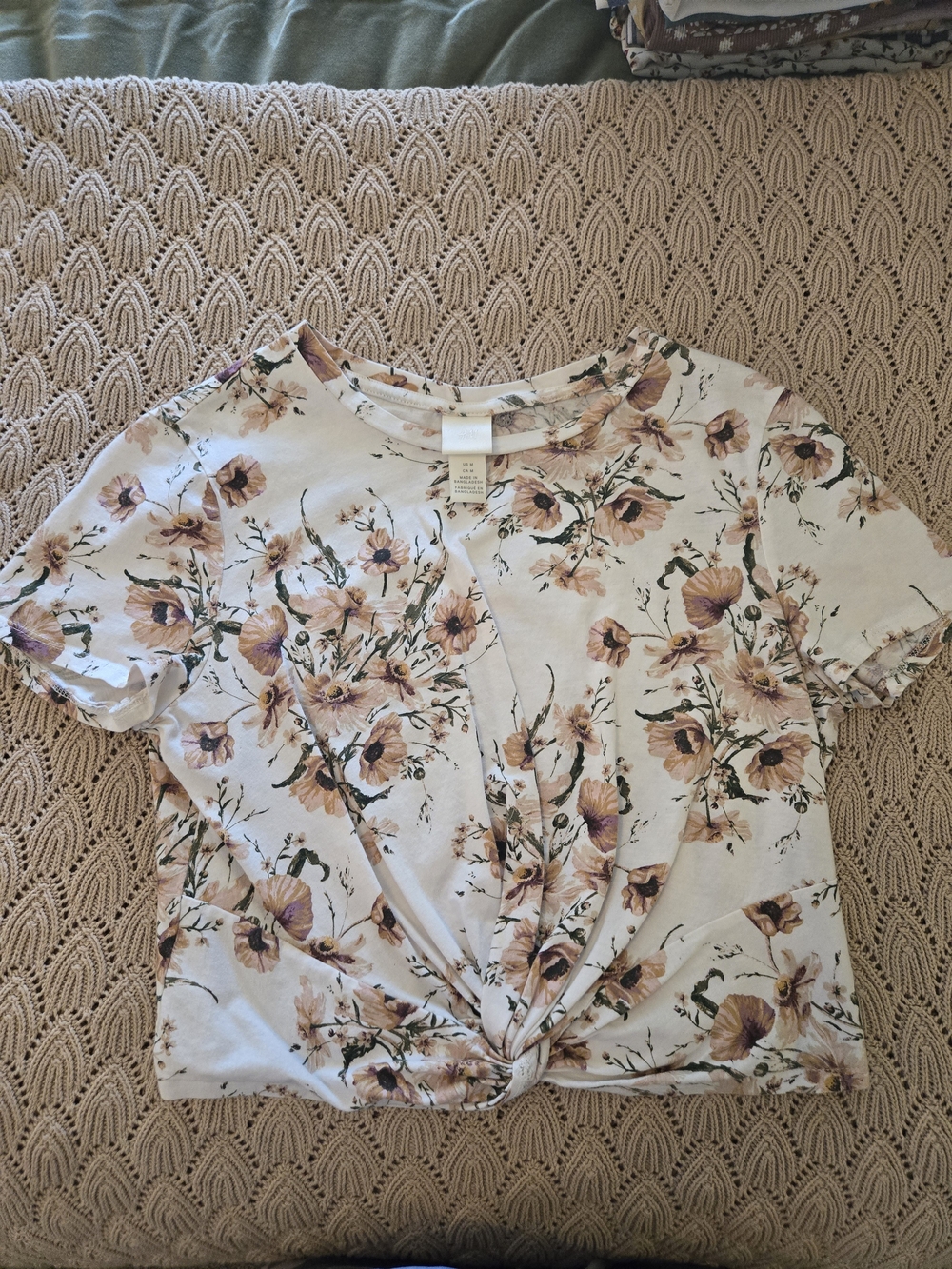 H&M Cream Floral Short-Sleeve Tee with Front Twist